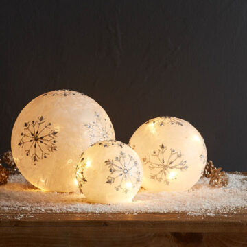 LED SNOWFLAKE GLOBES W/6 HR TIMER (SET OF 3)